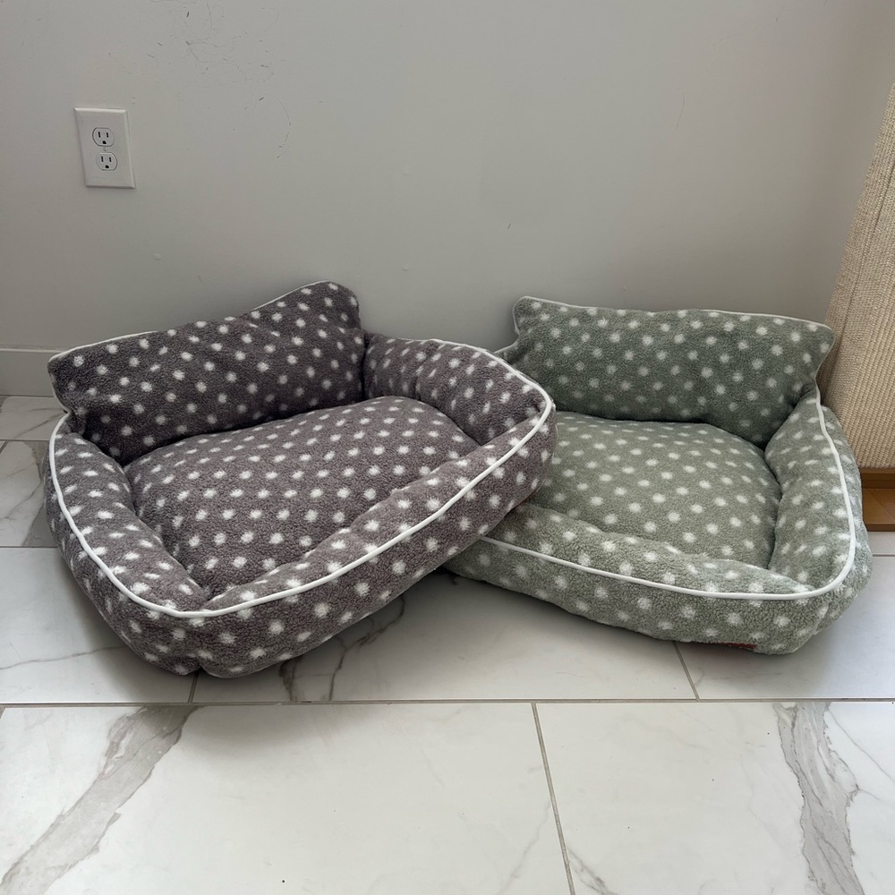Polka Dot Pet Loveseat Sofa, Machine Washable Plush Pet Bed with Nonslip Bottom